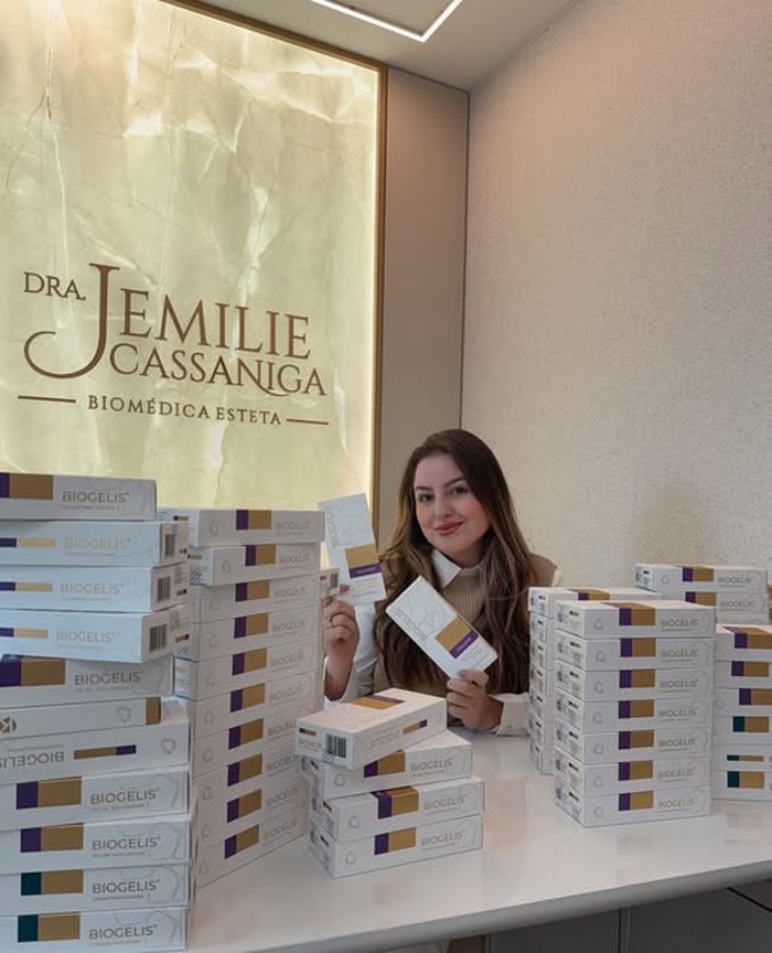Dra. Jemilie Cassaniga com os produtos utilizados nos procedimentos, com marca e lote à vista